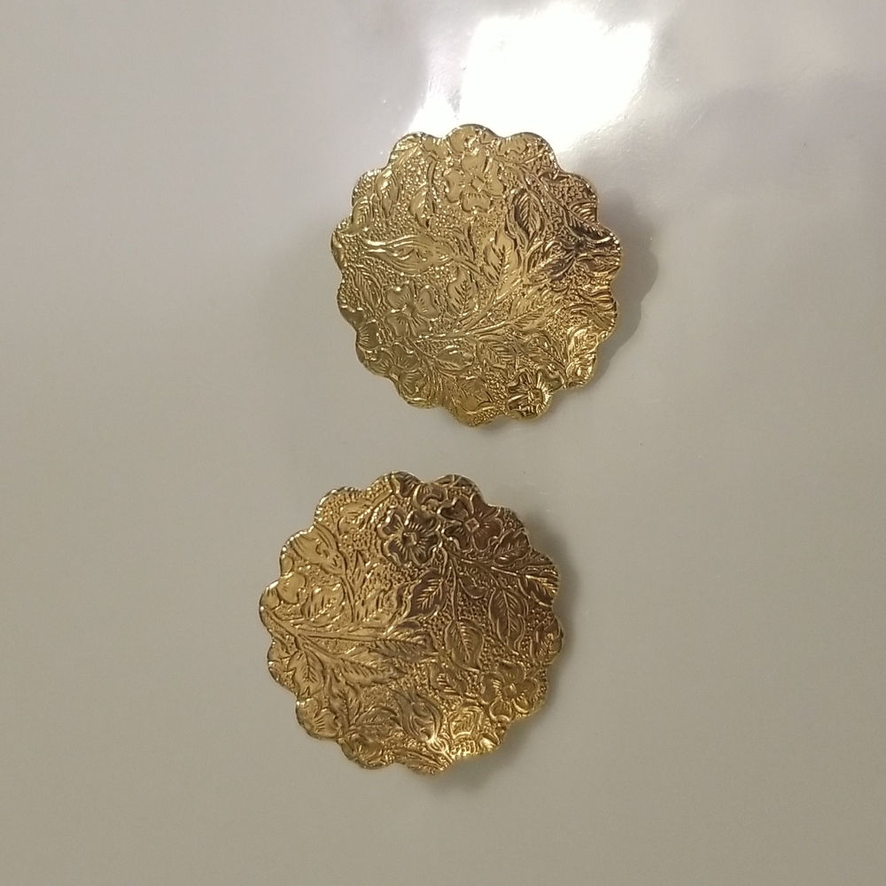 5️⃣ for 2️⃣5️⃣ Gold medallion earrings